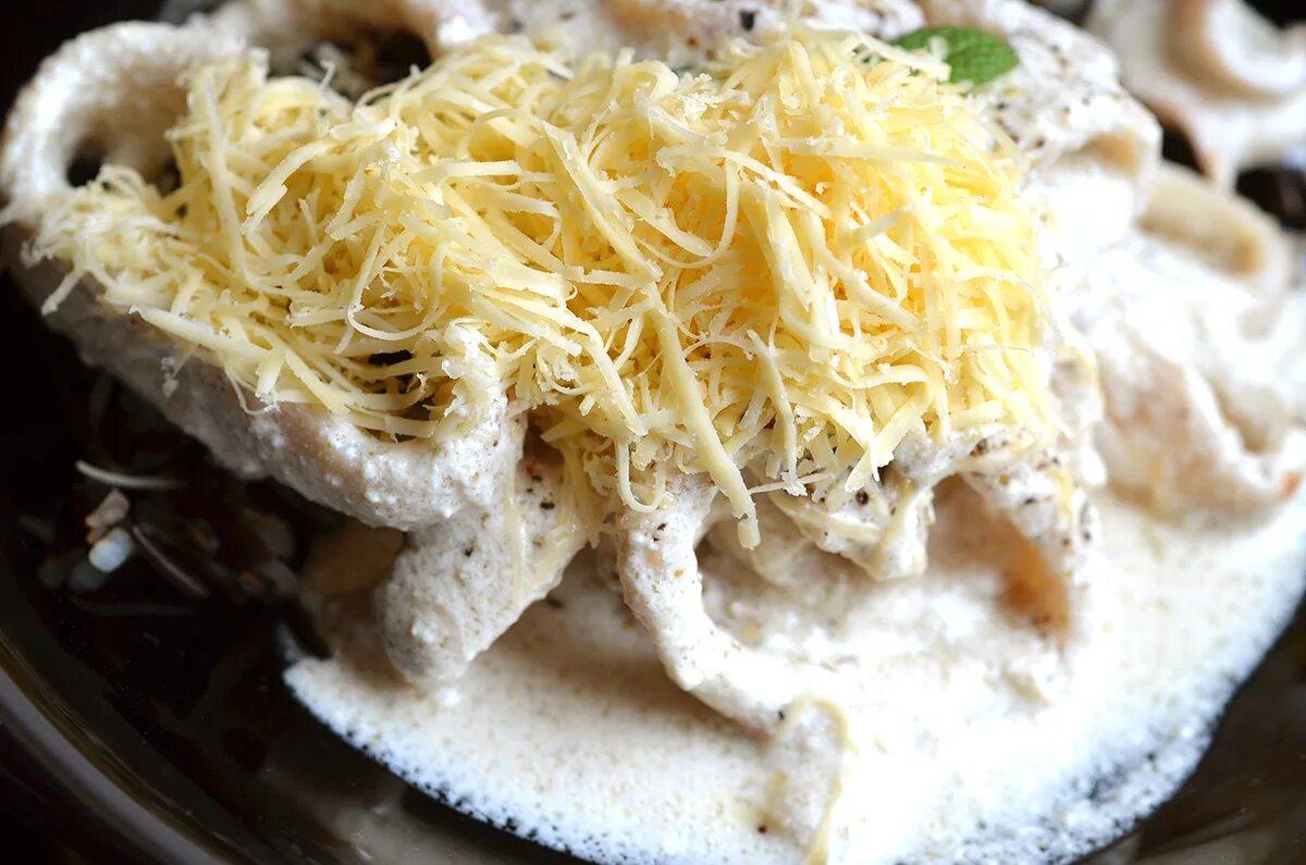 Рецепт кальмара с сыром. Кальмары в сметане. кальмары с сыром. сыр с кальмаром. кальмары запеченные с сыром.