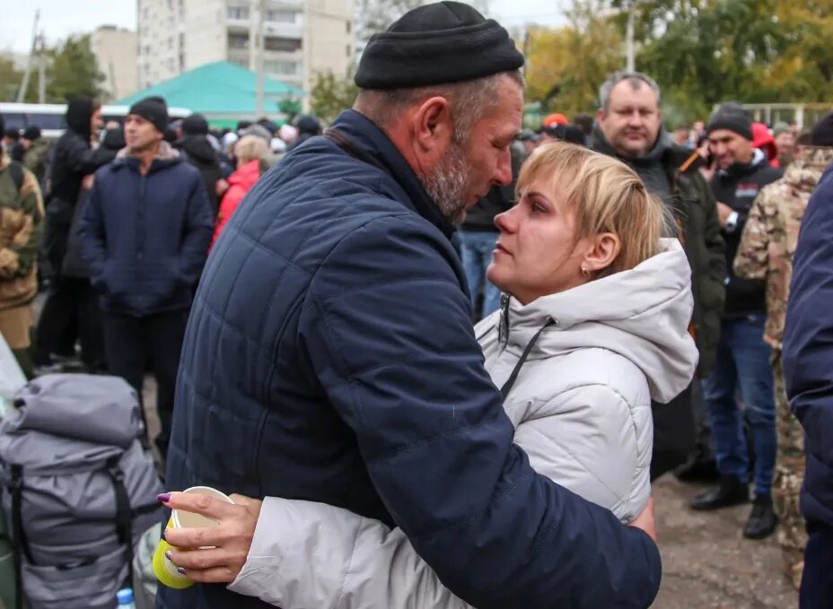 Будет ли мобилизация после теракта в крокус. Мобилизация прощание. Мобилизация 2023. Прощание мобилизованных. Мобилизованный прощается с ребенком.