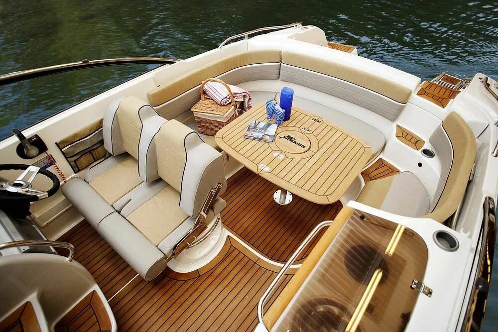 Палубный катер. Катер yamarin 80 day cruiser. yamarin cabin cruiser. yamarin 88. yamarin 74 якорный ящик.