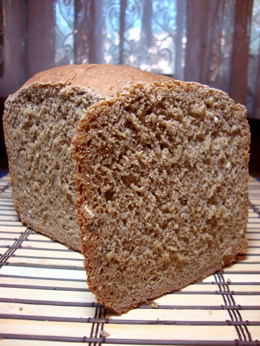 Рецепт пшенично ржаного хлеба в домашних условиях. Ржано-пшеничный хлеб в хлебопечке. Хлеб в печи. Дом из хлеба. Хлеб домашний цветной.