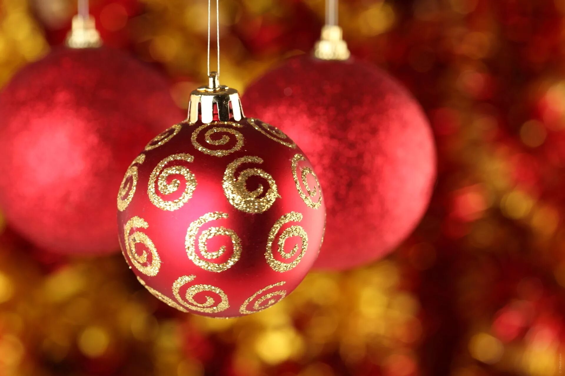 Красивый новогодний шар. Новогодние шары картинки. Christmas balls. Красный елочный шарик. Красные шары на елке.