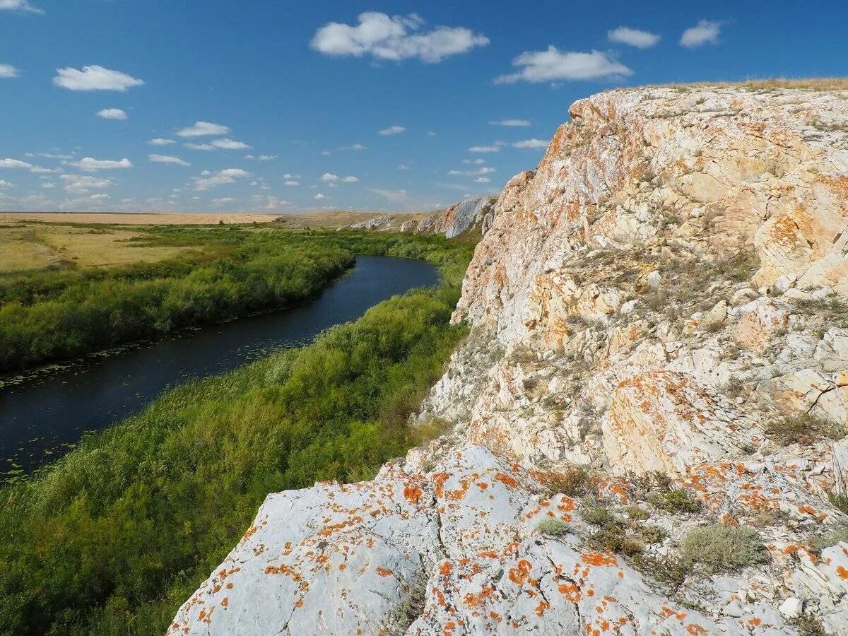 Природные достопримечательности оренбургской области. Река Суундук Оренбургская область. Мраморный Утес Оренбургская область. Река Урал в Кваркенском районе. Скала верблюд Оренбургская область.