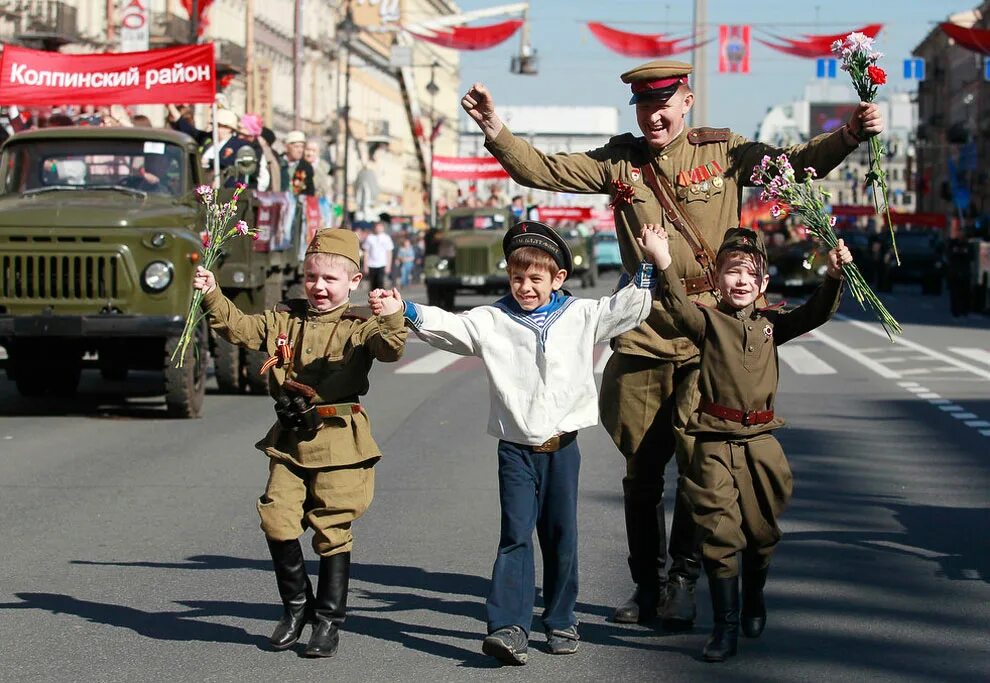 Как празднуется день победы. С днем Победы. С праздником днем Победы. Празднование дня Победы. Дети на параде Победы.