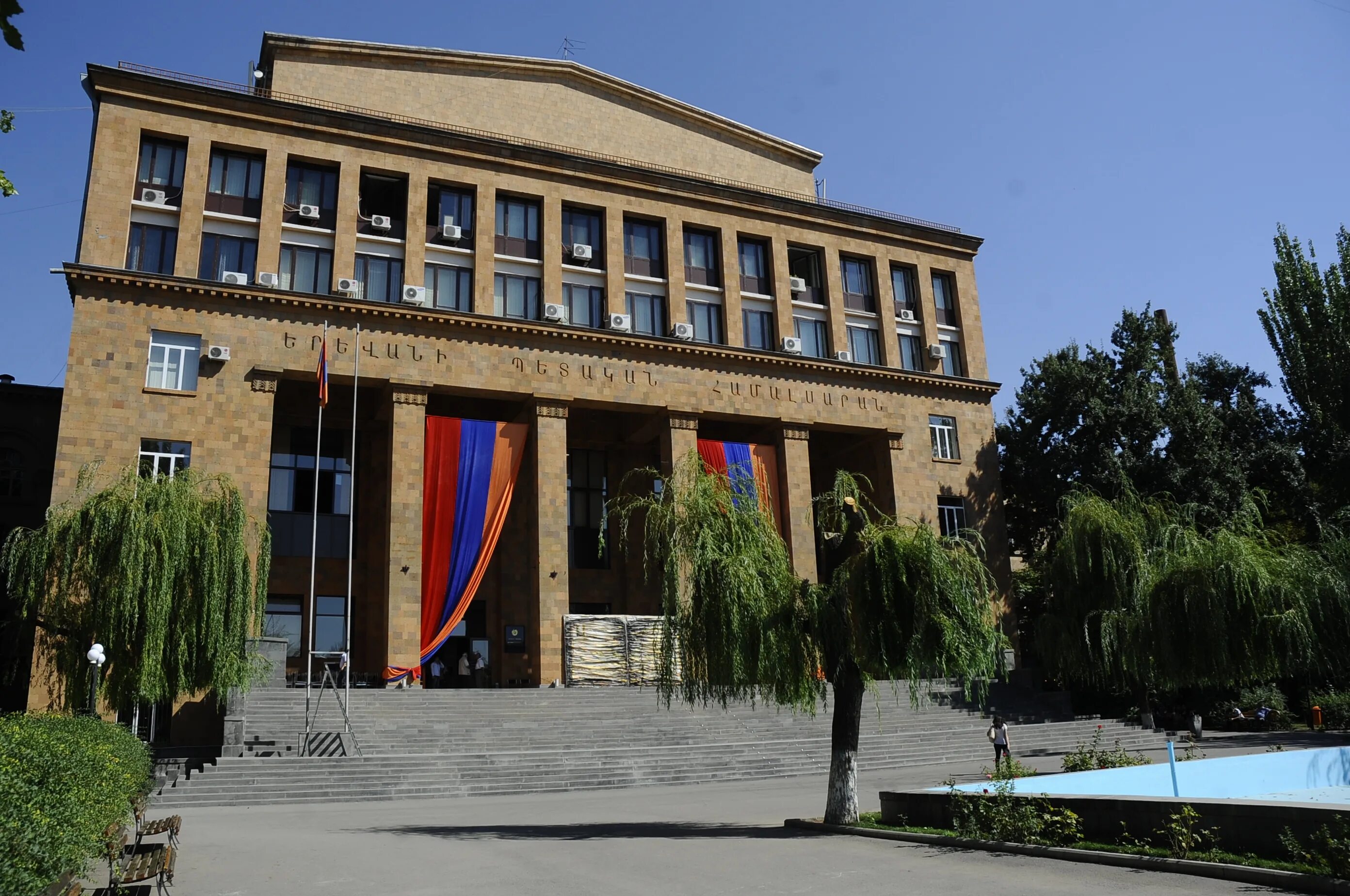 Факультет физики ереванский государственный университет. Егу университет армения. Ереванский университет ереван. Егу армения. Егу ереванский государственный университет.