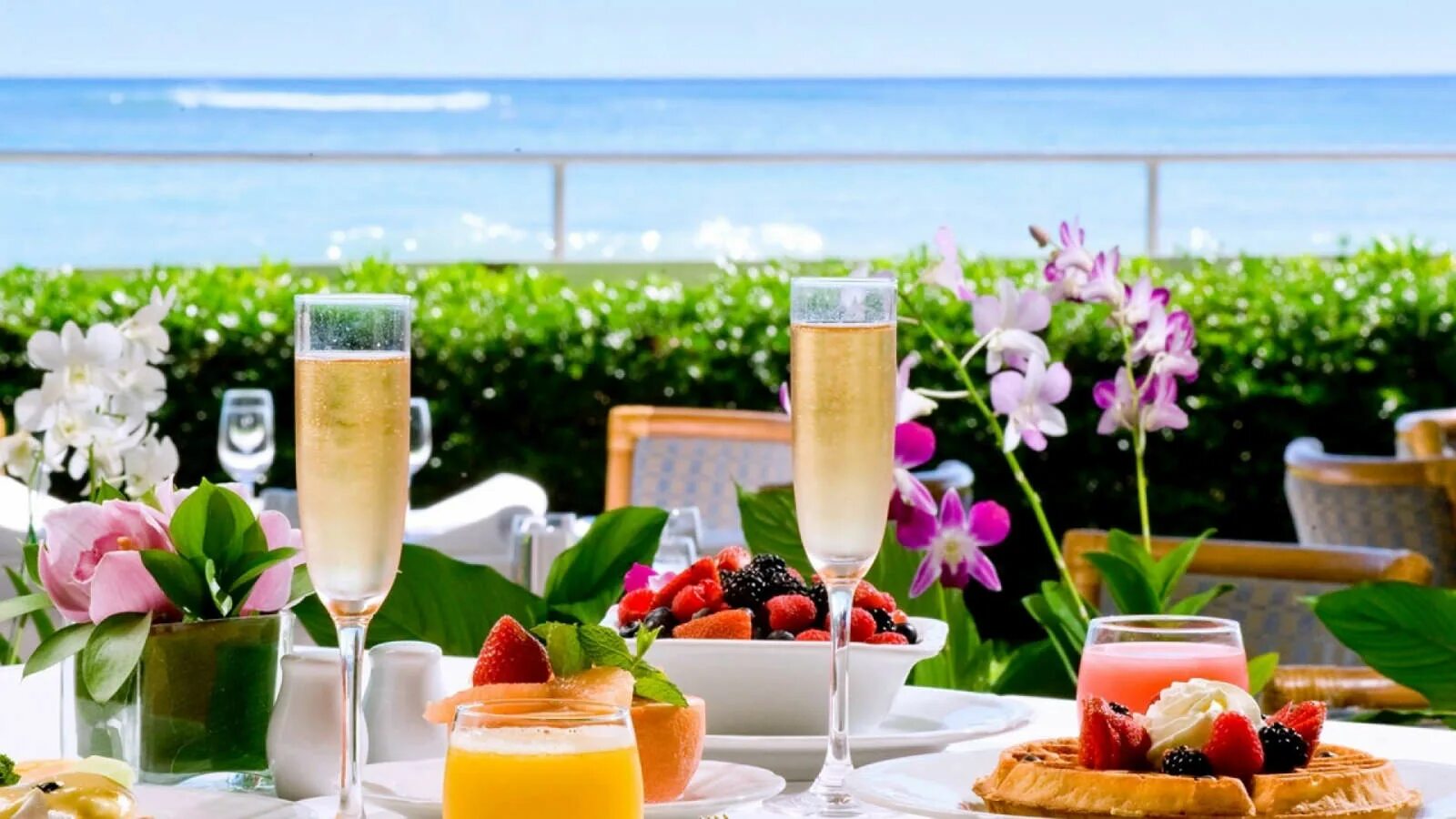 Завтрак у моря. Завтрак на террасе с видом на море. Столик у моря. Роскошный завтрак. Завтрак в летнем кафе