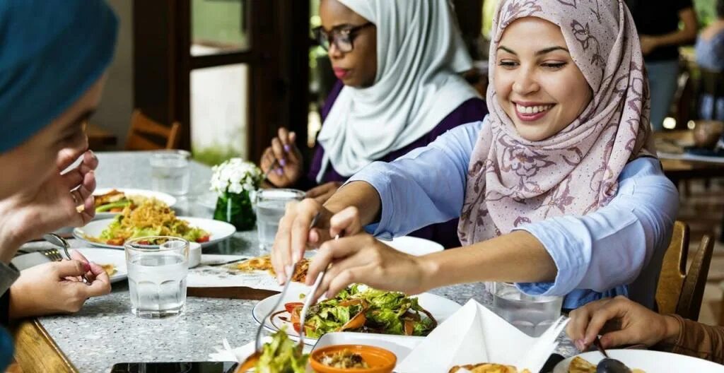 Держат ли пост женщины. Мусульманская еда. Ужин мусульманской семьи. Мусульмане за столом. Мусульманская семья за столом.