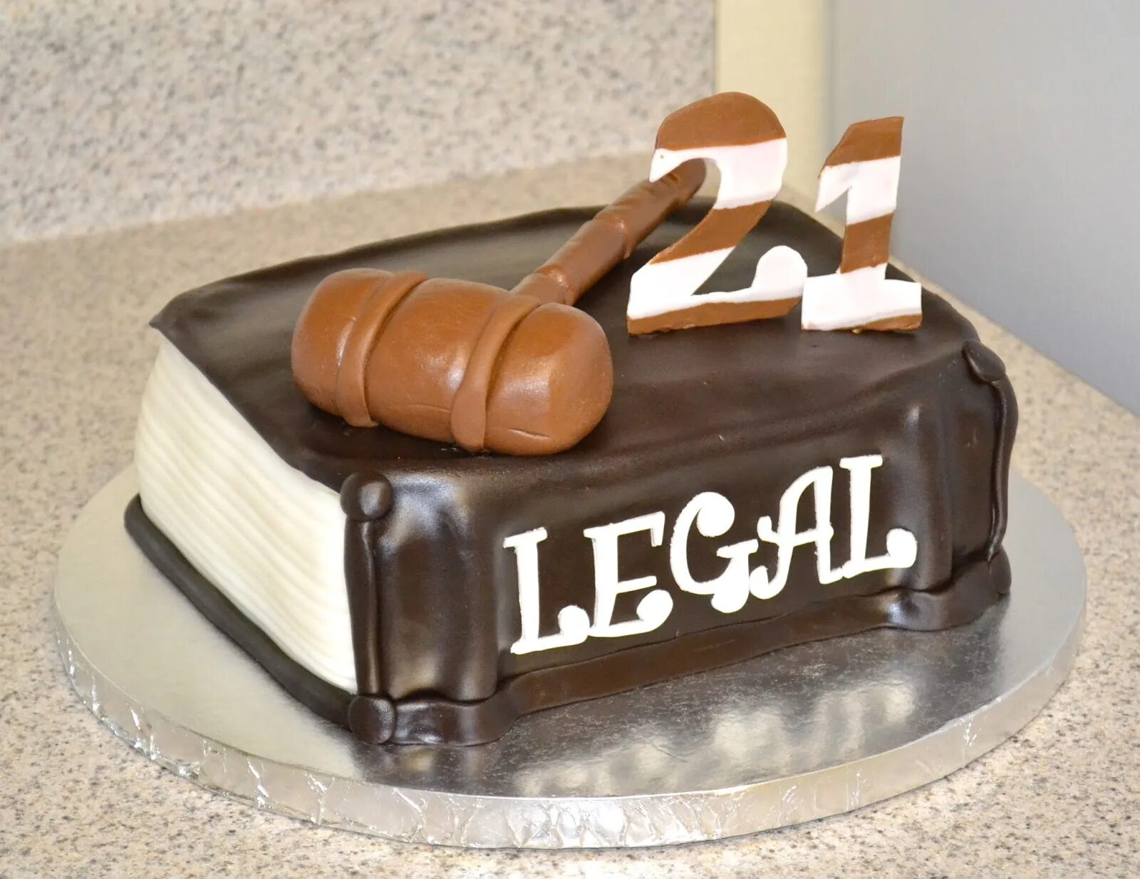 Надпись на торт мужчине. Прикольные надписи на торт мужчине. Торт мужской на день рождения 21 год. Торт для мужчины 22 года. 22 21 мужская