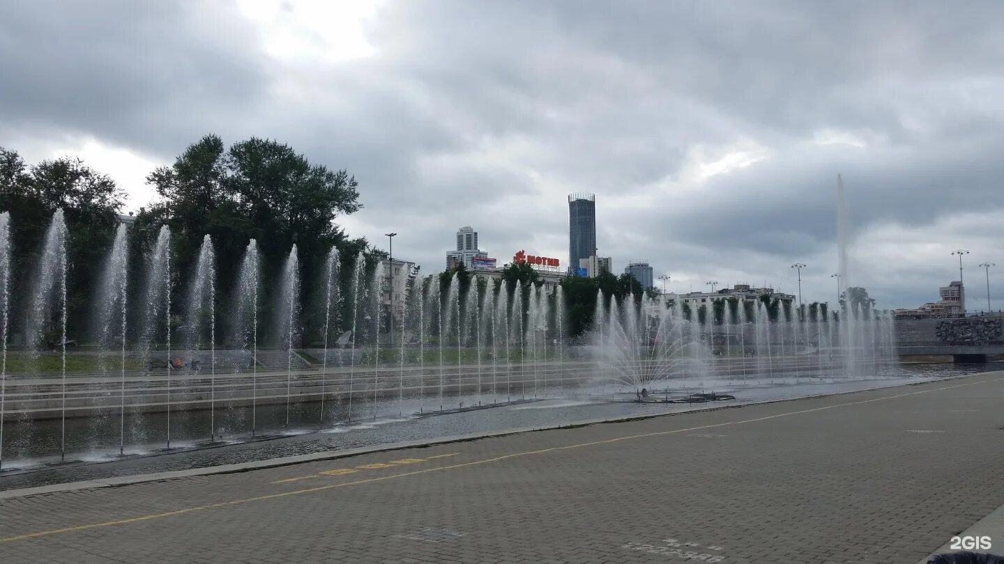Время работы фонтанов на плотинке