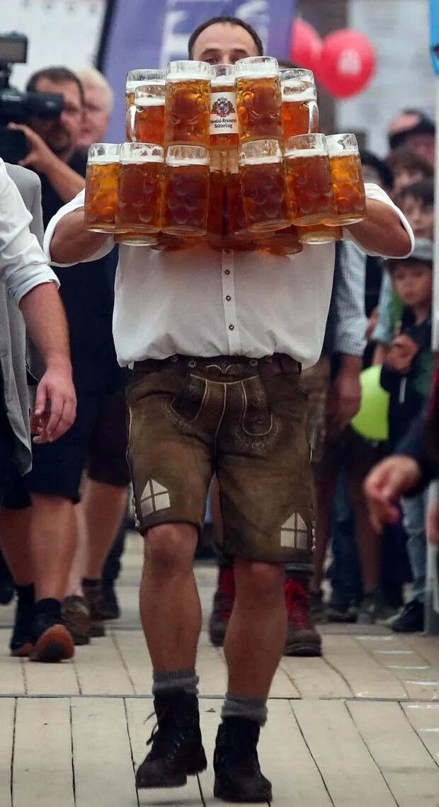 пить пиво. человек с пивом. мужик с пивом. парень с бокалом пива. мужики с пивом картинки.