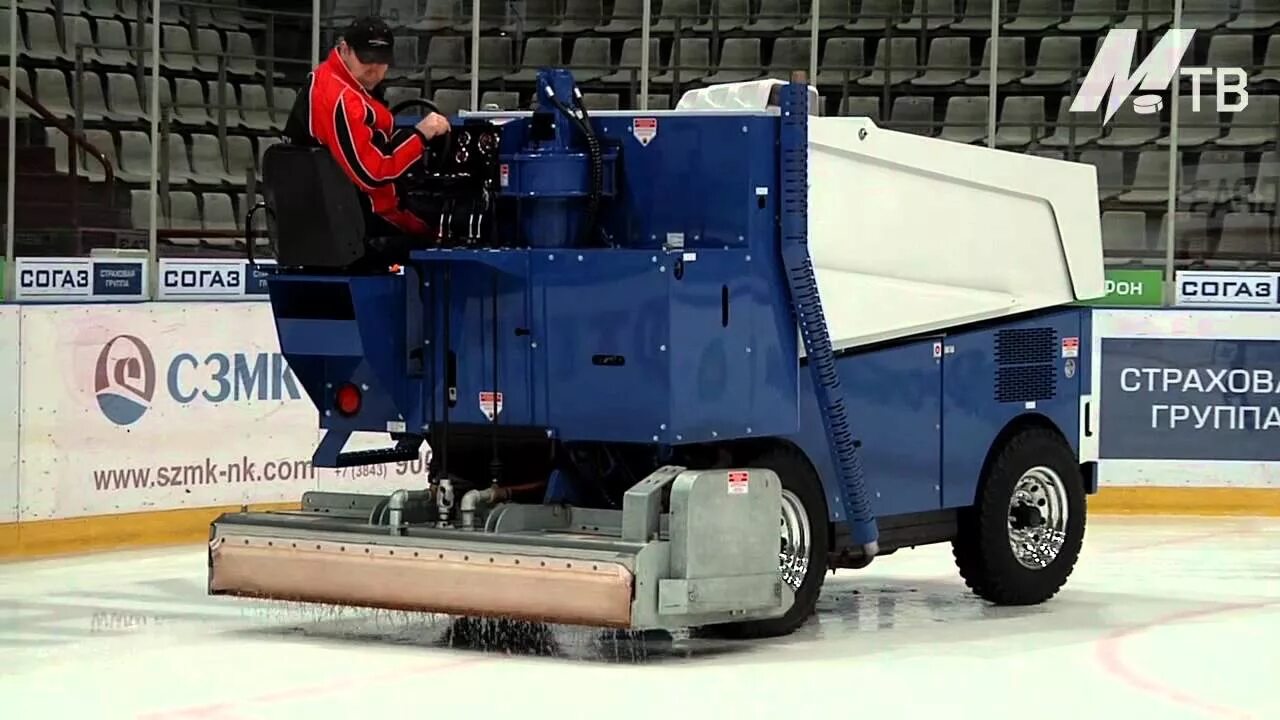 Водитель ледозаливочной машины. Ледовый комбайн zamboni. Ледовый комбайн zamboni. Ледозаливочный комбайн олимпия. Водитель ледозаливочной машины.