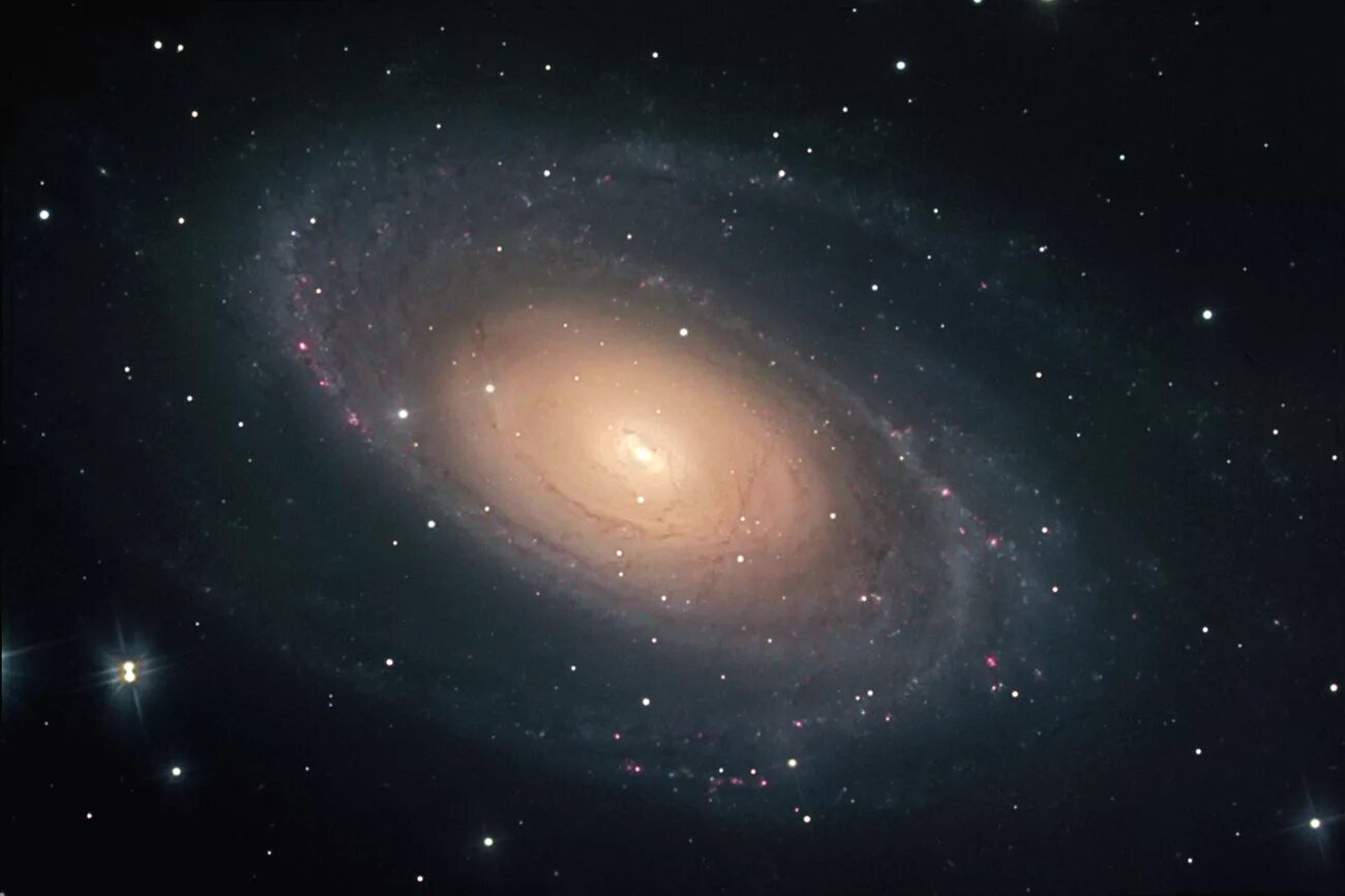 Galaxy m81. M81 Галактика. Спиральная Галактика m100. M81 Галактика в телескоп. Галактика загородный