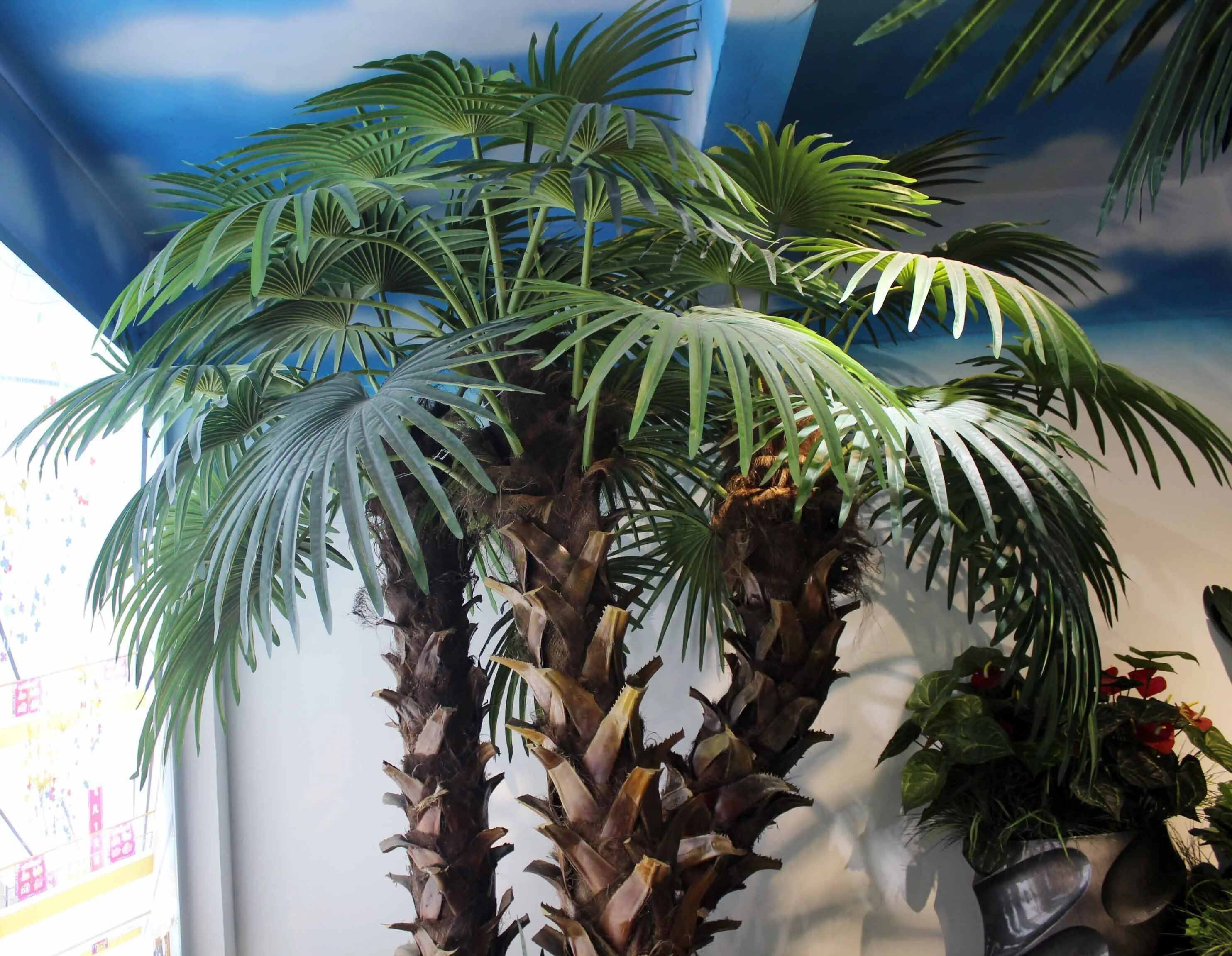 Купить пальму живую. Искусственная Пальма. Пальма искусственная дома. Пальмы искусственные большие. Дерево искусственное "Пальма".