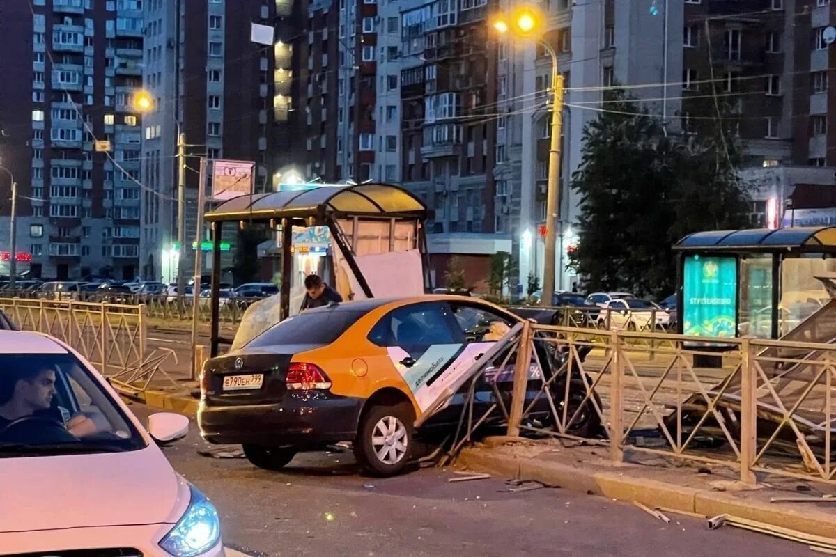 Дтп с участием каршеринга. Авария каршеринг варшавское шоссе. Ддпи каршеринг. Разбитый vw polo каршеринг. Авария на мкаде каршеринг отбойник.