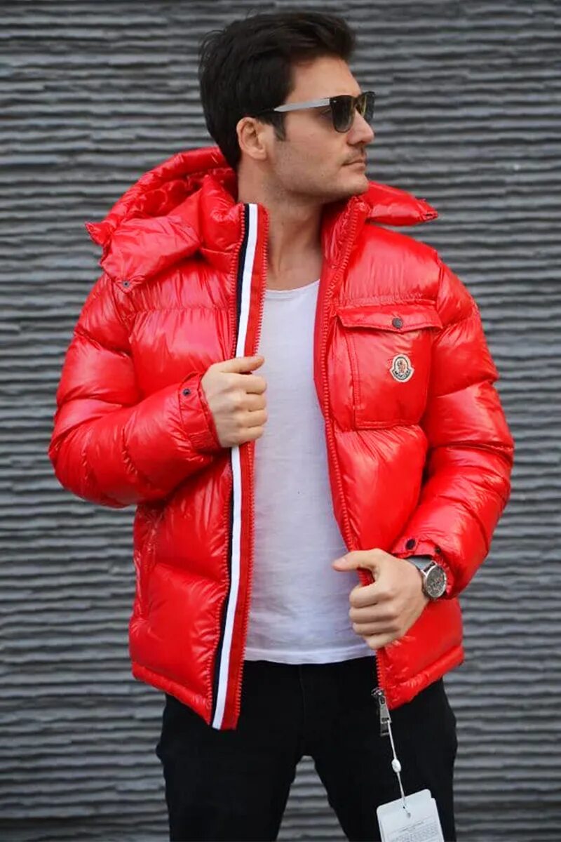 Красная куртка мужчины. Ming Zheng куртка красная мужская. Moncler куртка красная мужская. Красная куртка мужская брендовая. Красный пуховик мужской.