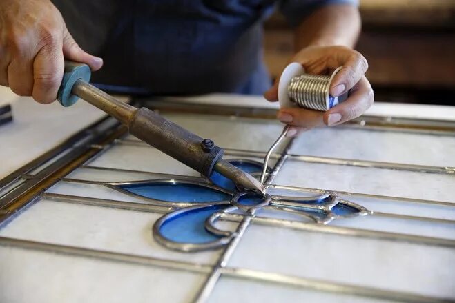 витраж красками. материалы и инструменты для росписи витражей. материалы и инструменты для изготовления витража. материалы и инструменты для изготовления витража. инструменты для витража тиффани.