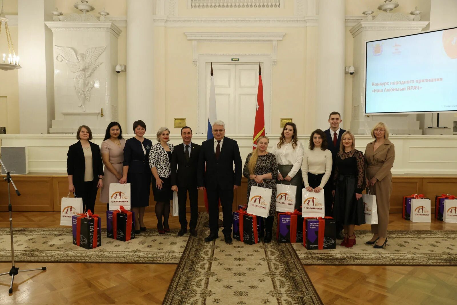 Награждение в Смольном. Награждение в Смольном сегодня. Беглов наградил врачей в Смольном.