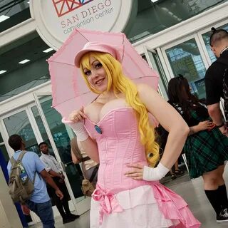 Princess Peach at SDCC (Alina Masquerade). 