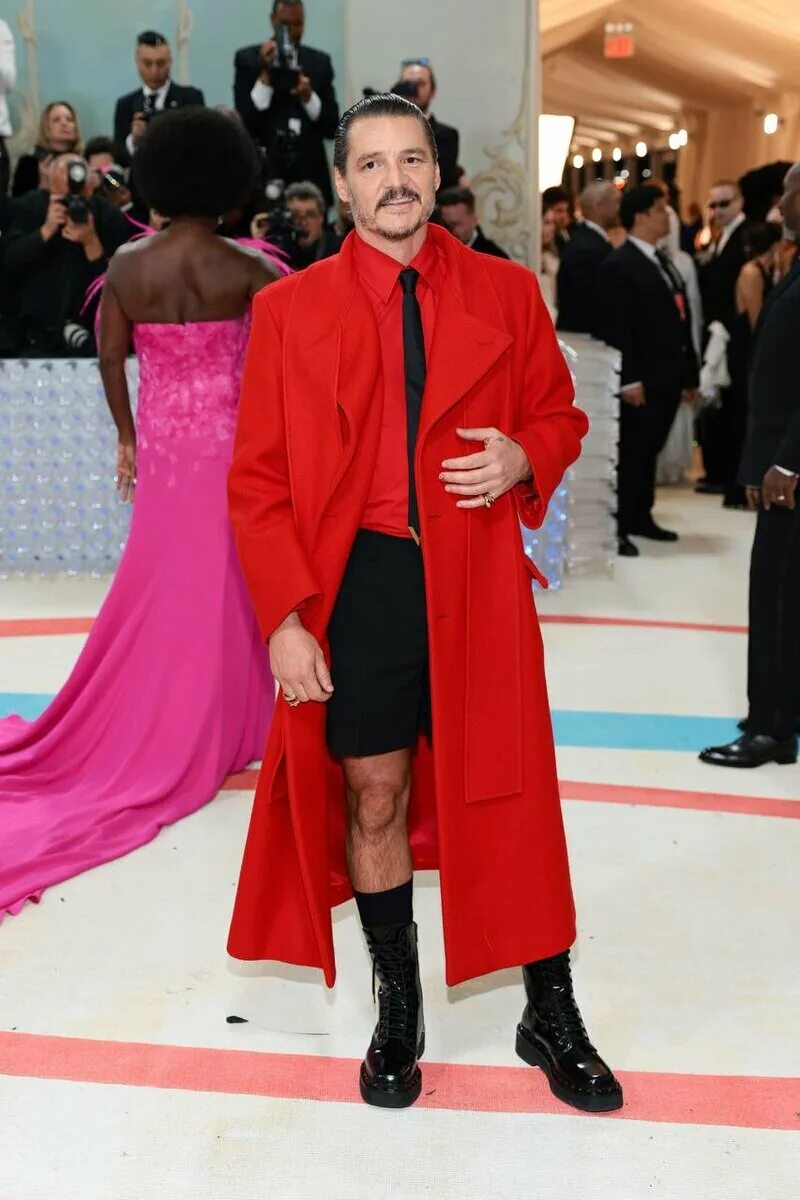 Педро паскаль на met gala. Тимоти шаламе met gala 2021. Главные герои гала. Тимоти шаламе мет гала 2019. Эзра миллер met gala 2019.