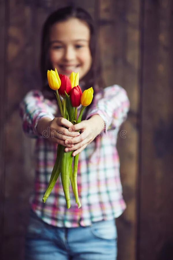 Какие тюльпаны дарить маме. Девушка с тюльпанами. Тюльпаны девочками дарят. Дарите девушкам тюльпаны. Девушкамс тюльпанами.