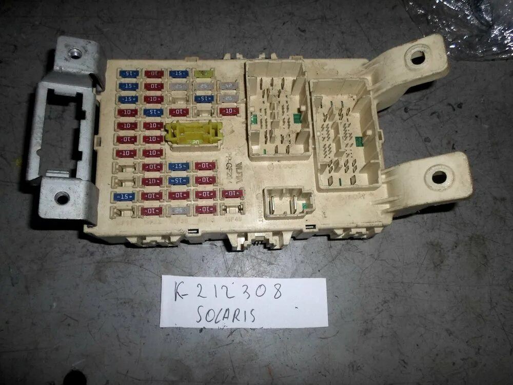 Блок предохранителей хендай солярис 2013. Предохранитель прикуривателя хендай солярис 2011. Блок предохранителей хендай солярис 2018. Блок предохранителей в салоне солярис артикул. Предохранитель бензонасоса hyundai solaris.
