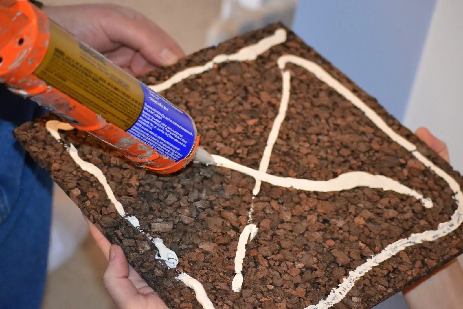 Самоклеющаяся пробка для стен. Пробковая прокладка приклеена на стену. На что приклеить пробковую подложку к стене. Клей для пробкового покрытия для стен. Укладка пробкового пола на клей.