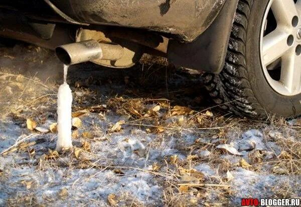 Почему из выхлопной трубы вода. Конденсат из выхлопной трубы. Конденсат в глушителе. Капающая жидкость из выхлопной трубы. Конденсат в выхлопной трубе автомобиля.