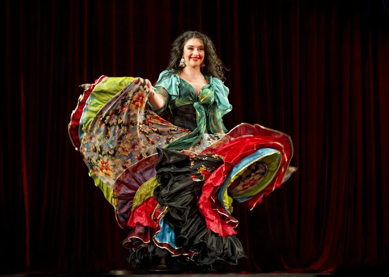 Цыганский наряд. Цыганский танец. Цыганка танцует. Цыганский костюм.