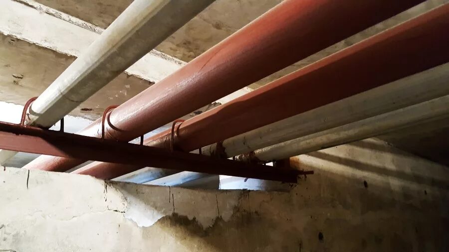 Крепление больших труб. Кронштейн для трубопровода из уголка. подвес для трубопроводов отопления. трубы под потолком. крепление трубопроводов отопления.