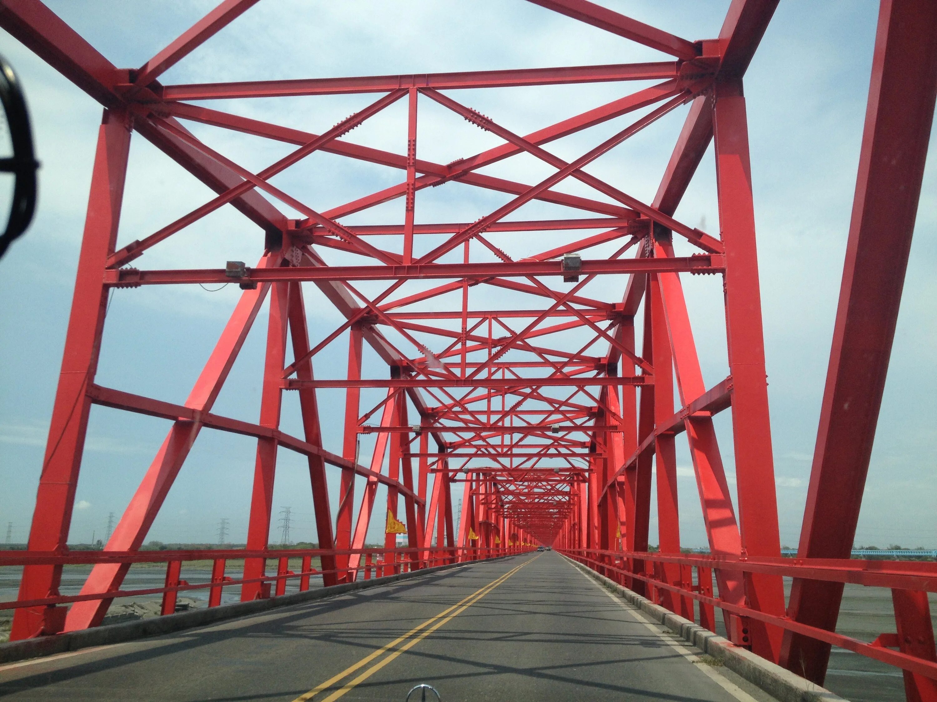 Искусственные сооружения мосты. Красный мост. Тайвань мост. Консольный красный мост.
