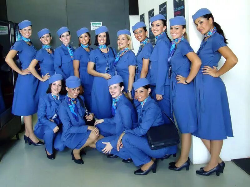 Стюардессы бразильских авиалиний. Образование стюардессы. Предметы стюардессы. Azul Brazilian Airlines стюардессы.