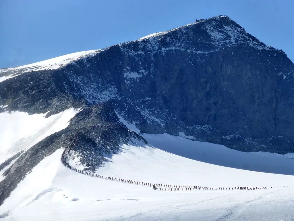 Самая высокая точка скандинавских гор. Пик Галлхепигген. Норвегия Галлхепигген. Галлхёпигген вершина. Скандинавские горы Галлхёпигген.