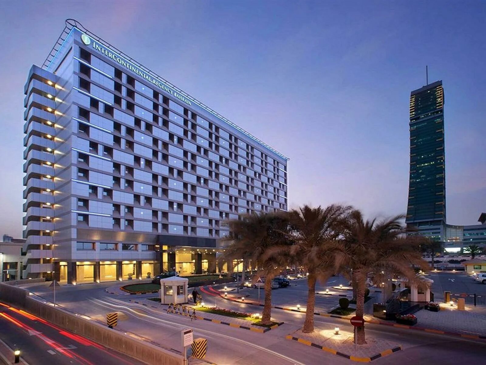 Оазис аль бахрейн. Бахрейн столица манама. Бахрейн джуфейр. 10 филсов бахрейн 2009. Бахрейн пляж sofitel.