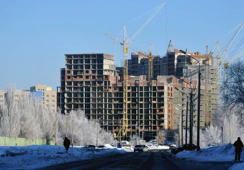 Многоэтажки застройки. Строящийся дом в омске. Жилой комплекс на поворотной омск. Высотные дома. Высотный дом.