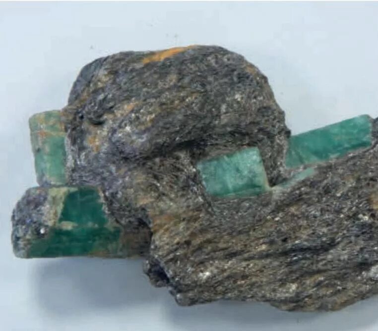 Ковеллин минерал. Серендибит минерал. Золото кварц сульфидные руды. Излом лимонита. Золотоносная сульфидная руда.