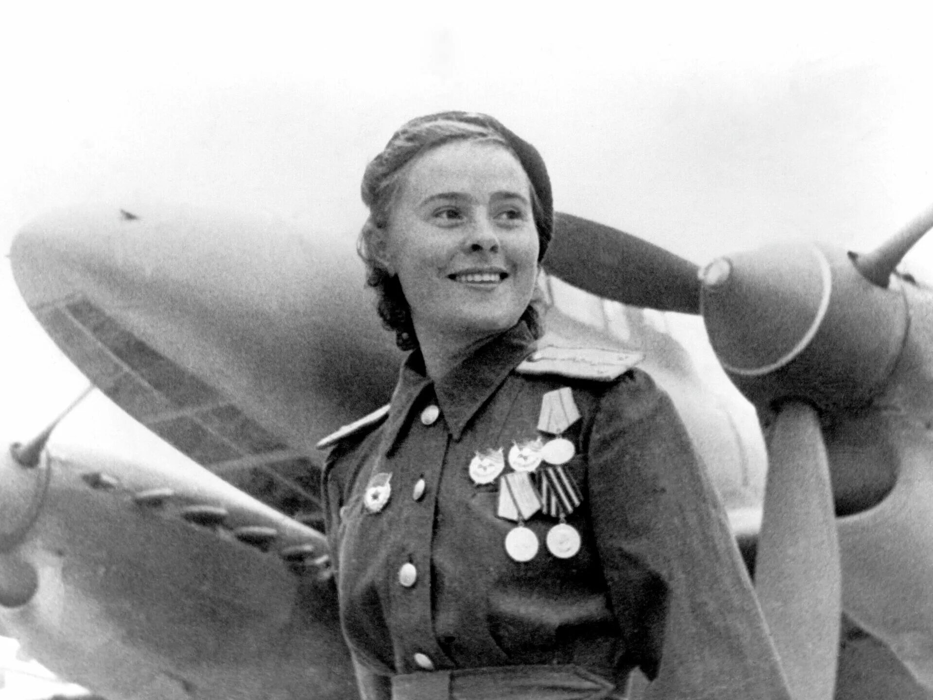 Марина раскова авиаполк 586. Женщины летчицы великой отечественной. Советские женщины. Мария долина летчица. Зулейха мир-габиб кызы сеидмамедова.