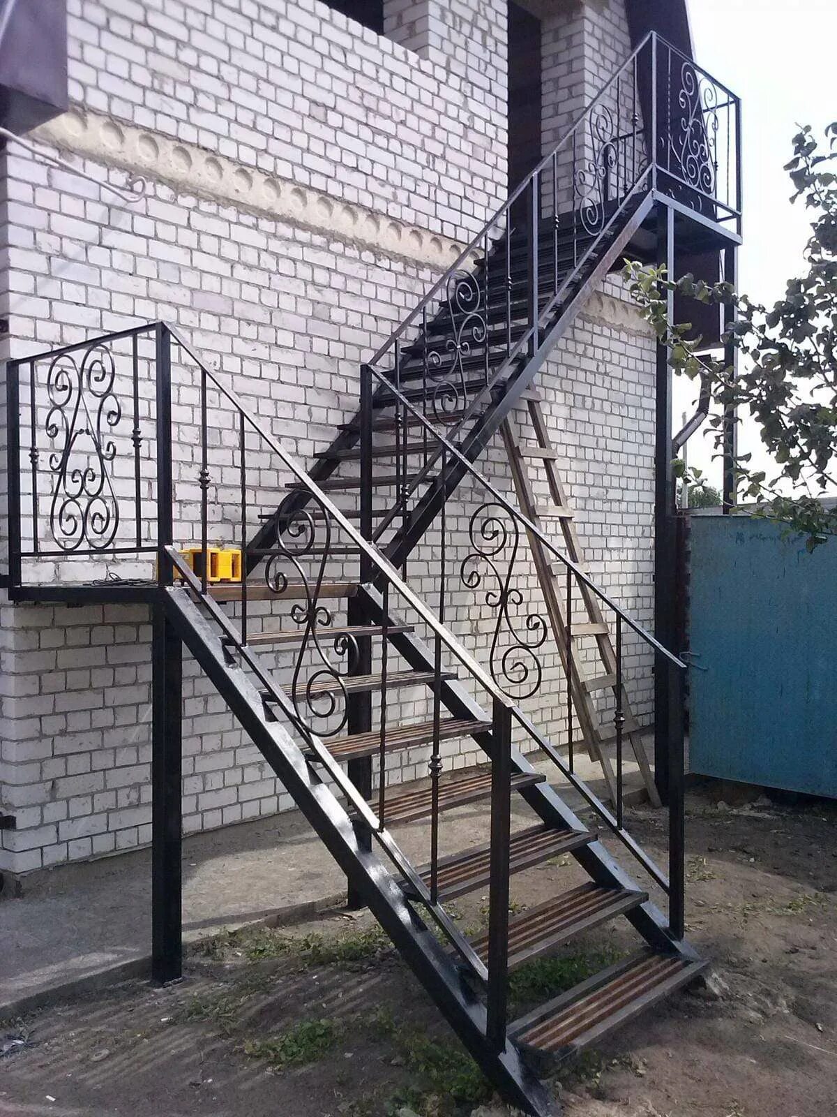 Уличная лестница второй. Металлическая лестница. Лестница металлическая уличная. Лестница наружная металлическая на второй этаж. Лестница металлическая уличная на второй этаж.
