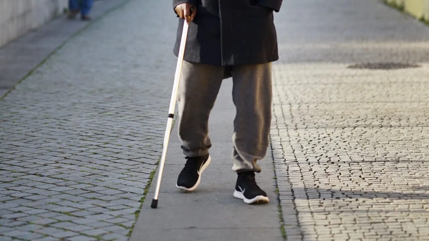 В ую плотный слепой. В ую плотный слепой. Человек с белой тростью. Запишите однокоренные слова к наречиям. Слабовидящие люди.