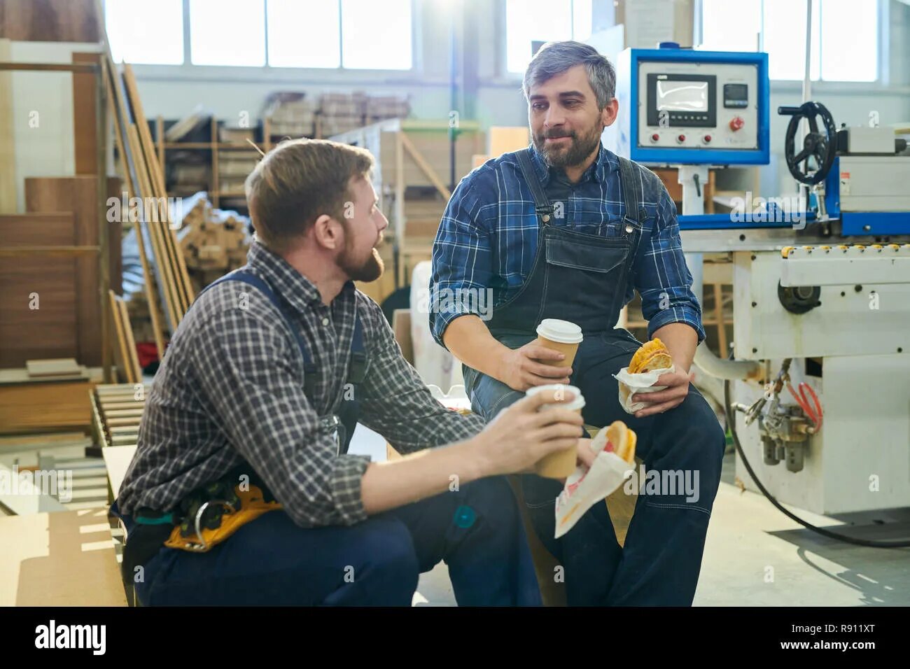 Sam has worked at the factory. Рабочие на перекуре. happy worker factory.