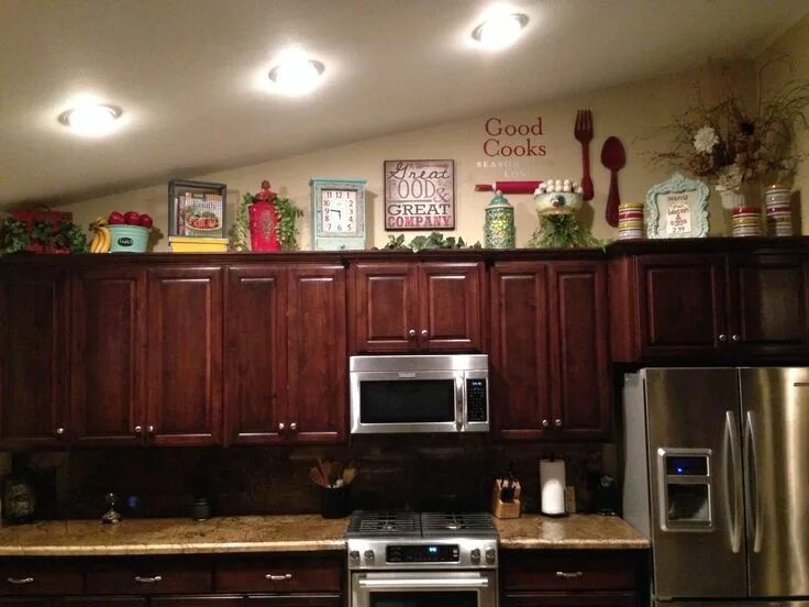 decorate+above+kitchen+cabinets Home decor. Decorating above the kitchen cabine.