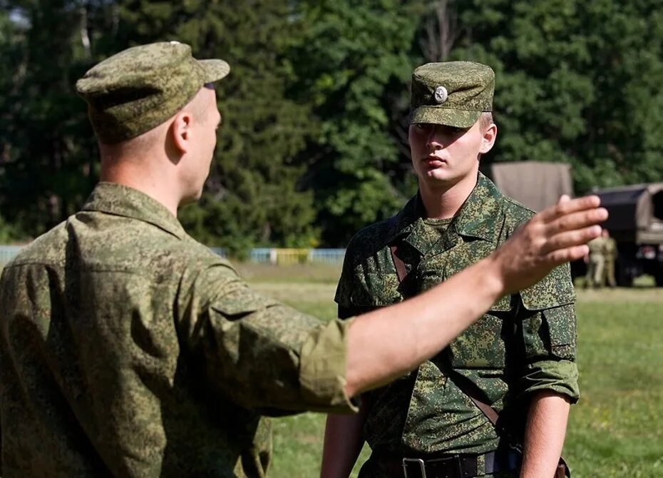 Командир и солдаты. Командир в армии. Командир и военнослужащие. Воспитание военнослужащих. Каким видят его солдаты