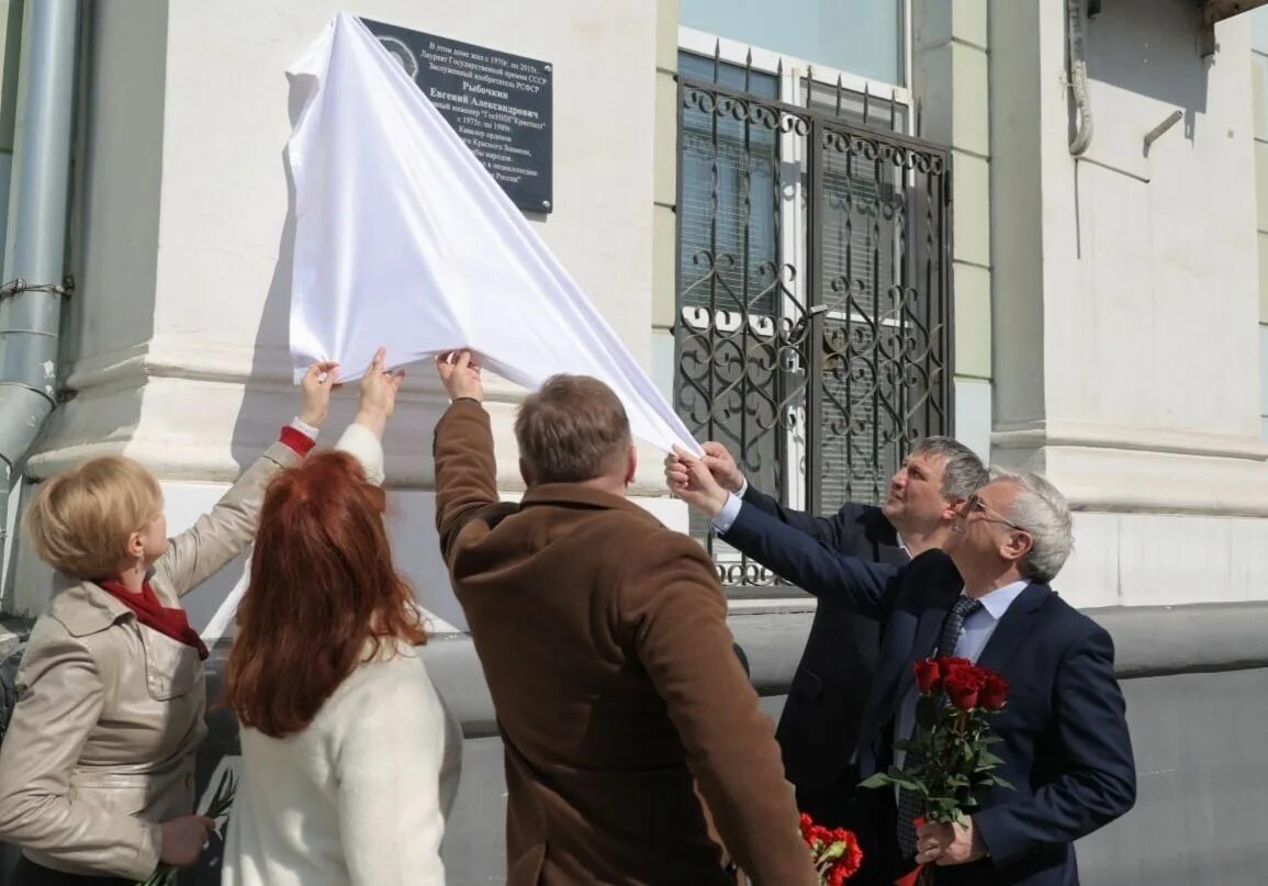 Открытие мемориальной доски. Открытие доски Сафиуллину. Мемориальная доска Собчаку. Мемориальная доска Абдулову. Открытие доски памяти