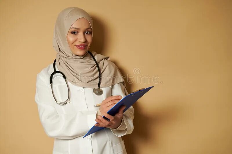 Мусульманки медики. Мусульманка врач. Медицинский халат для мусульманок. Врач мусульманин.