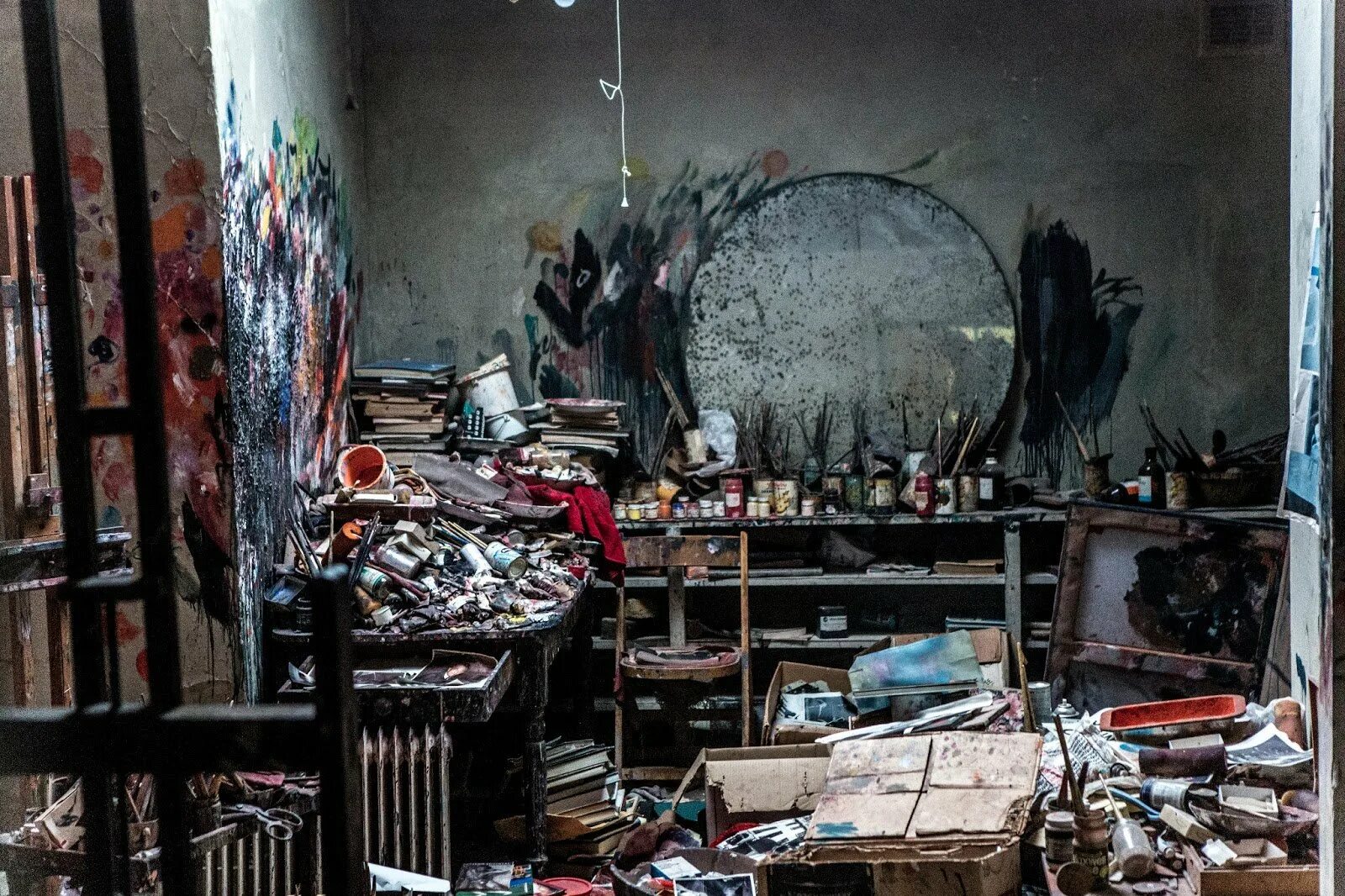 Беспорядок хаос. Творческий беспорядок в комнате. беспорядок в мастерской художника. хлам в комнате. творческий беспорядок в комнате художника.