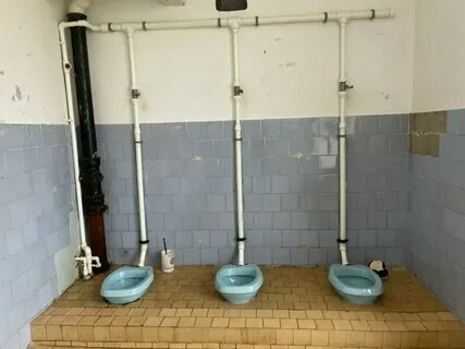 Не выпустили в туалет на уроке