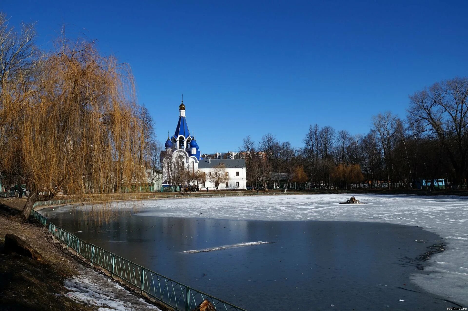 Костинский пруд Королев. Церковь Королев Костино. Пруд Костино в Королеве. Озеро Костино Королев зима.