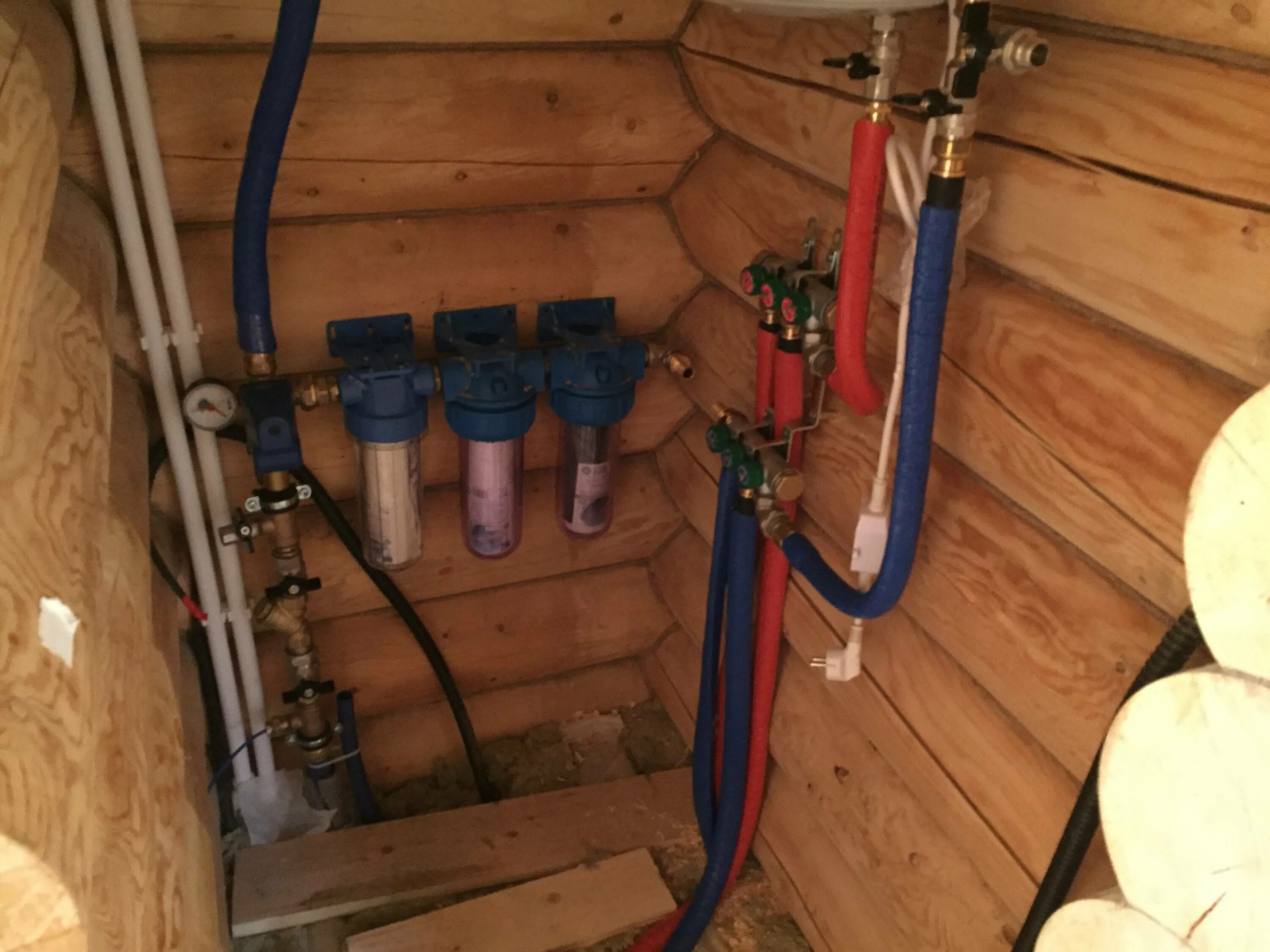Водопровод в доме. Водоснабжение в деревянном доме. Дачный водопровод. Водопровод в бревенчатом доме.