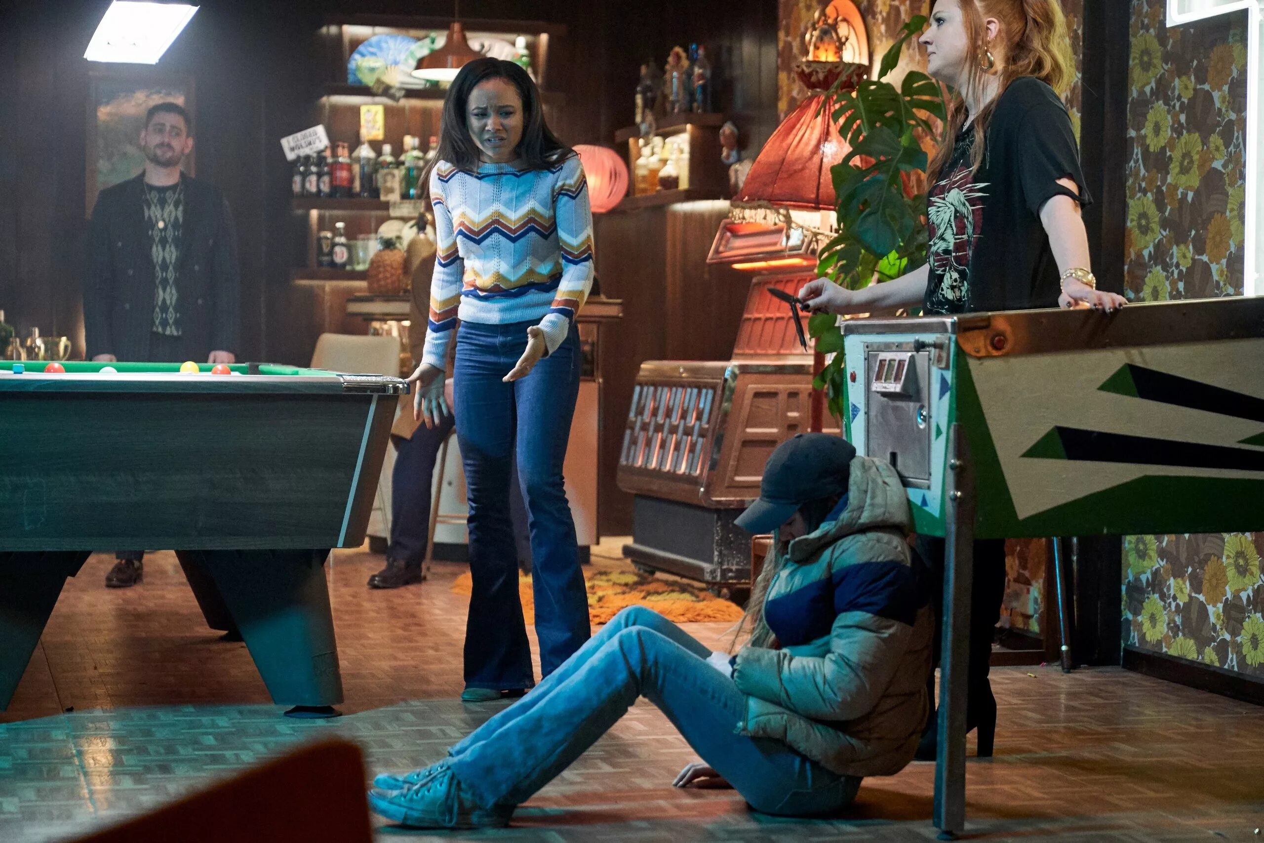 Девушка в оружейном магазине. Комедия про наемного убийцу. Киллер фильм 2019. Фишер сериал 2023. Магазин для убийц дата выхода.