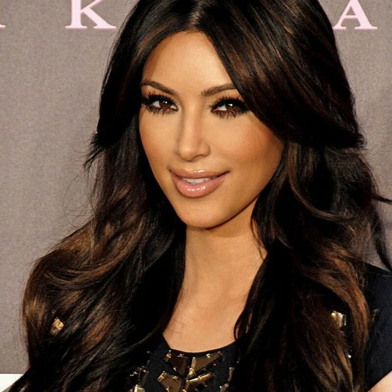 Нина добрев волосы. Цвета подходящие смуглым брюнеткам. Прически ким кардашян. Тёмная осень цветотип палитра. Ким кардяшан помада.