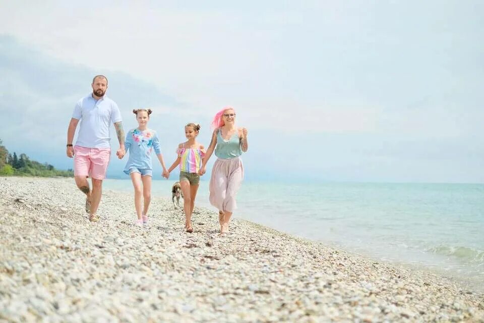Туры на море июль. Эко-папа отель Абхазия Гудаута. Семья на море Абхазия. Семья на пляже Абхазия. Абхазия море семья 4 человека.