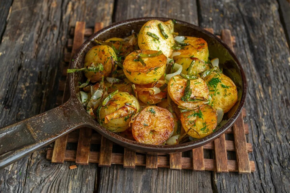 Картошка в кожуре на сковороде. Картошка на сковородке. Картофель с чесноком. Жареная картошка. Картофель с чесноком на сковороде.